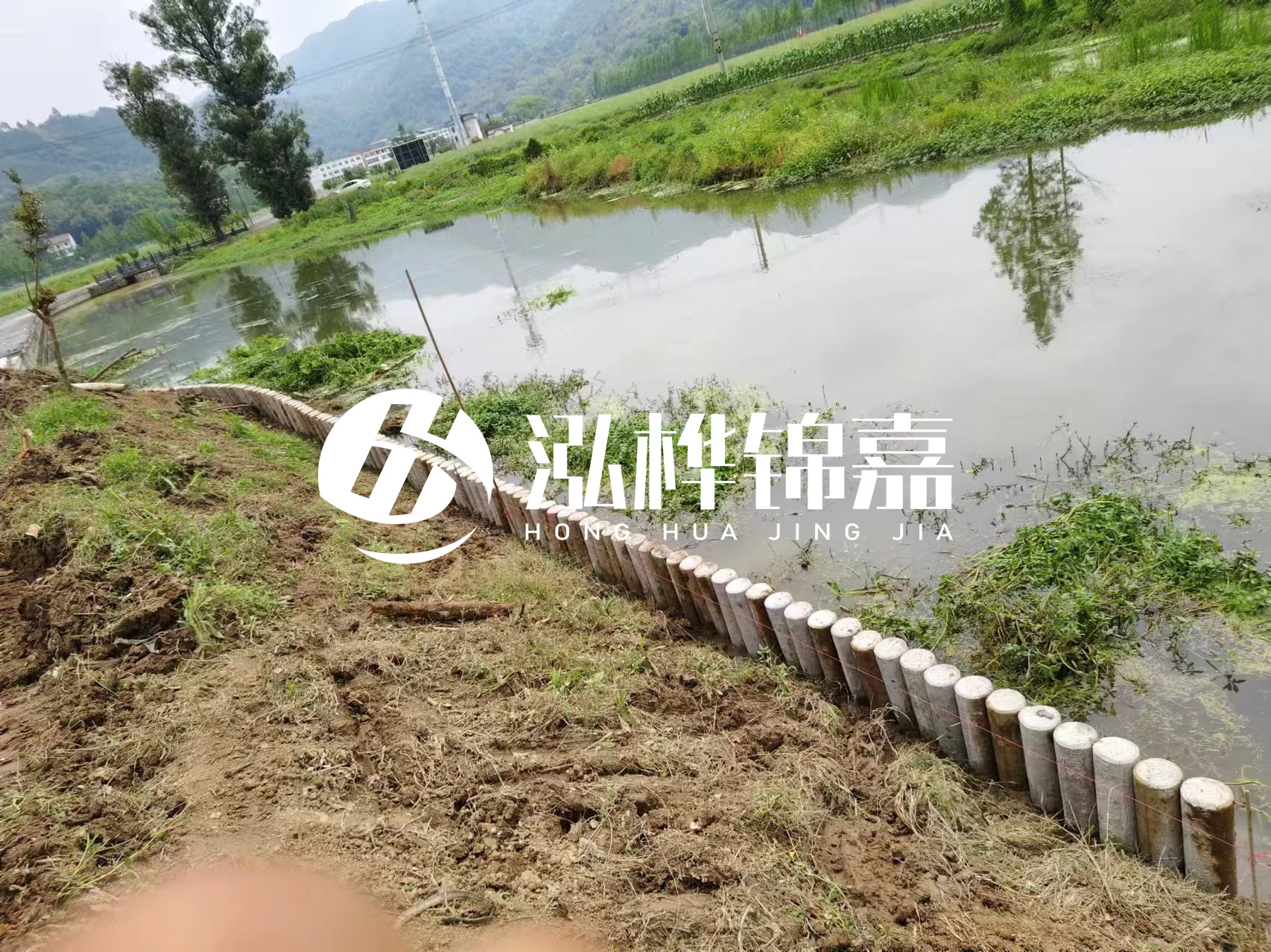 安順市挖機(jī)打木樁專業(yè)施工-河道水泥樁護(hù)坡多少錢一米？