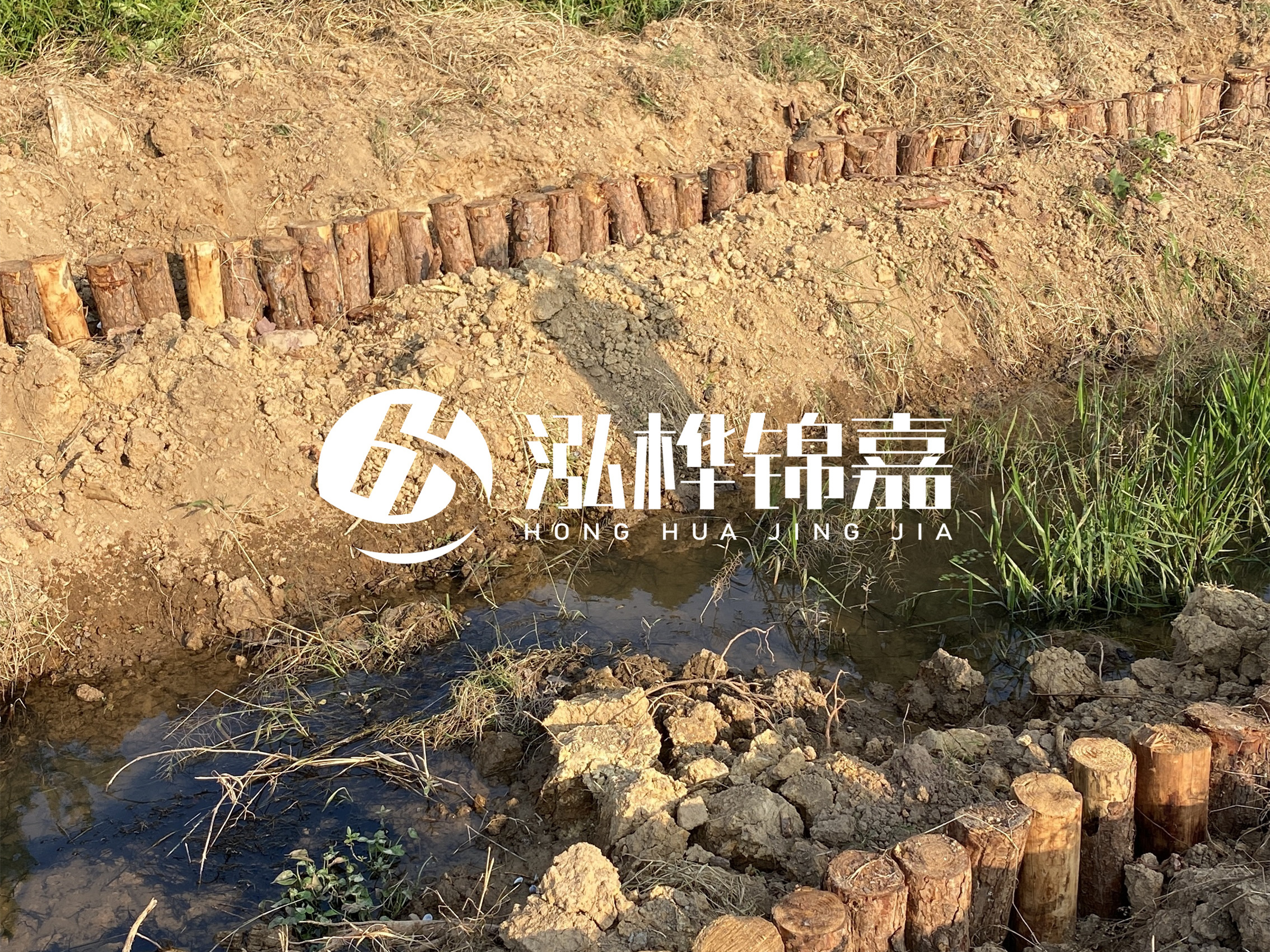 防汛木樁價格中的施工費如何計算？水下打樁和陸地打樁費用差異？