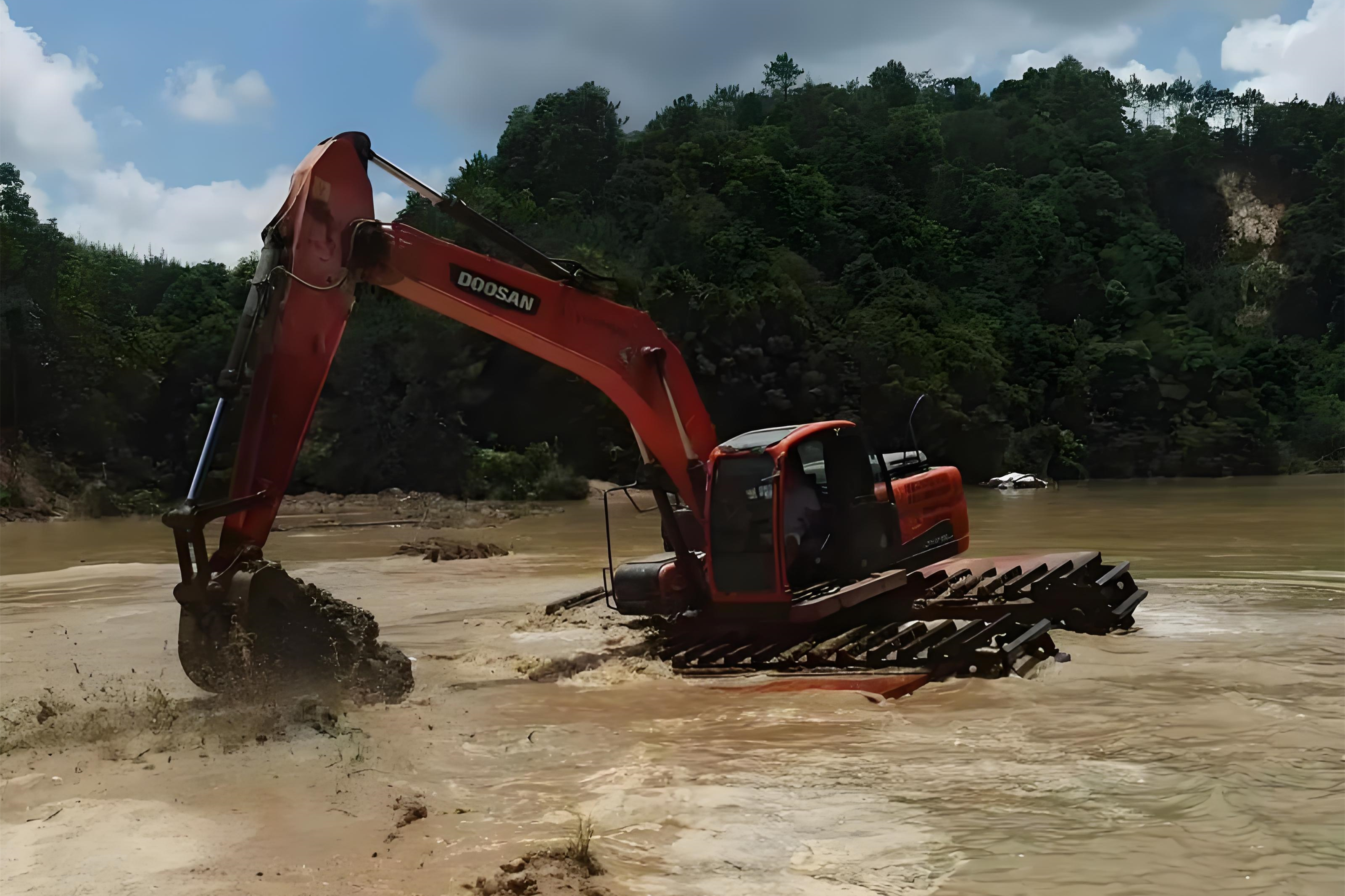 浙江杭州挖機(jī)清淤施工隊-沼澤地清淤需要先排水嗎？